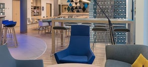 A modern bar area with high stools, a pool table, and a bar counter. - Holiday Inn Express München-Messe by IHG (Feldkirchen)