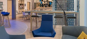 Un área de bar moderna con taburetes altos, una mesa de billar y una barra.
