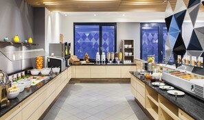 A modern breakfast buffet with various food options and a clean, contemporary design. - Holiday Inn Express München-Messe by IHG (Feldkirchen)