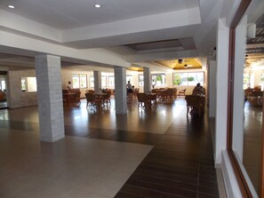 4 restaurants, breakfast, lunch, dinner served; Asian cuisine