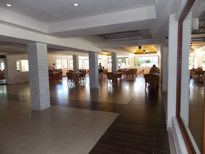 4 restaurants, breakfast, lunch, dinner served; Asian cuisine