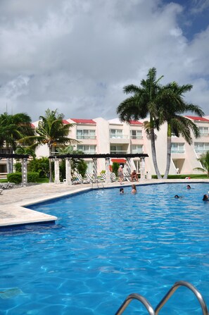 Outdoor pool, pool umbrellas, sun loungers - Ocean Spa Hotel – All Inclusive (Cancun)
