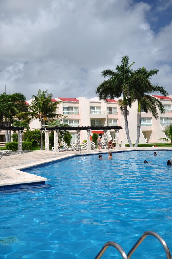 Outdoor pool, pool umbrellas, sun loungers