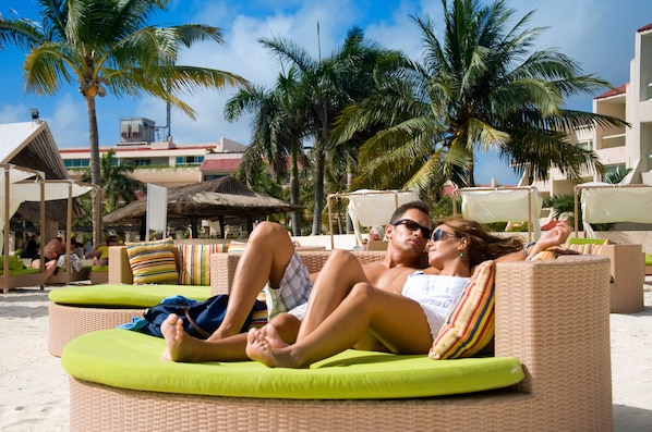 On the beach, sun loungers, beach umbrellas, beach towels - Ocean Spa Hotel – All Inclusive (Cancun)