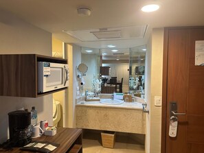 Familien-Suite, 2 Schlafzimmer | Kaffee und/oder Kaffeemaschine