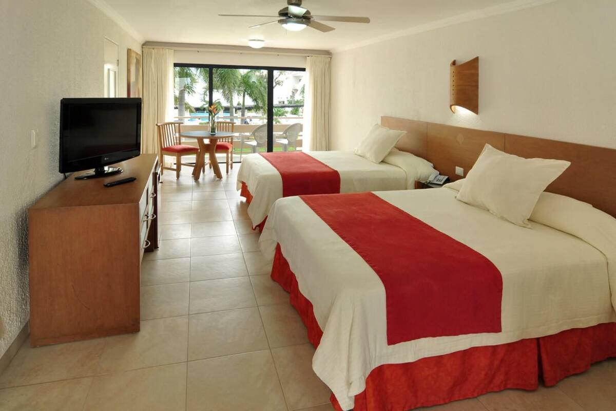 Minibar, in-room safe, laptop workspace, blackout drapes