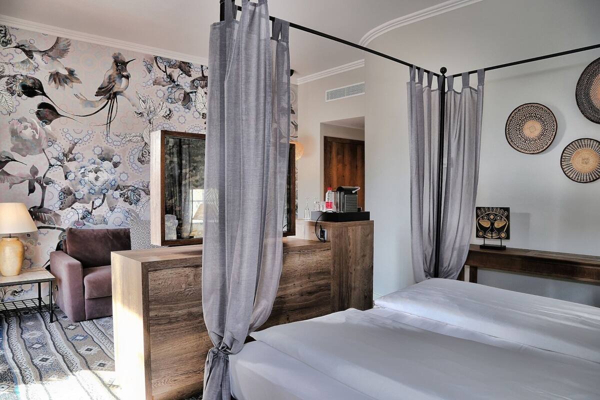 Hypo-allergenic bedding available, in-room safe, desk, blackout drapes