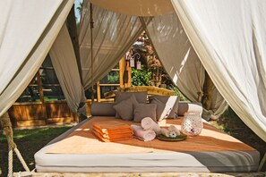 Couples treatment rooms, sauna, steam room, body treatments