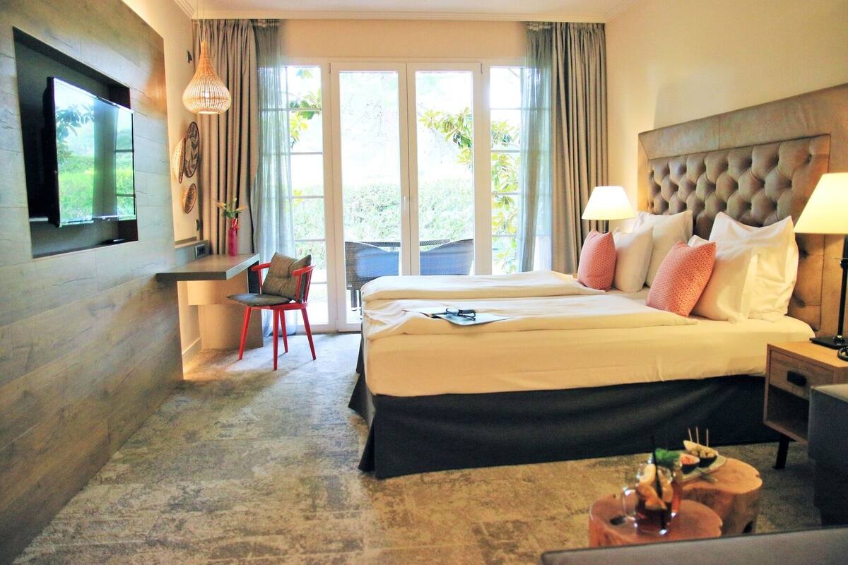 Hypo-allergenic bedding available, in-room safe, desk, blackout drapes
