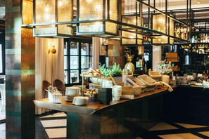 2 Restaurants, Mittagessen, Abendessen, mediterrane Küche