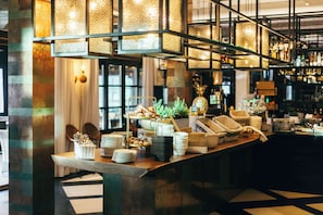 2 restaurantes, se sirven comidas, cenas y cocina mediterránea