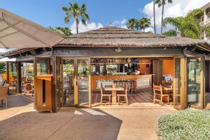 2 bares, bar junto a la piscina