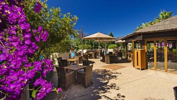 2 restaurantes, se sirven comidas, cenas y cocina mediterránea