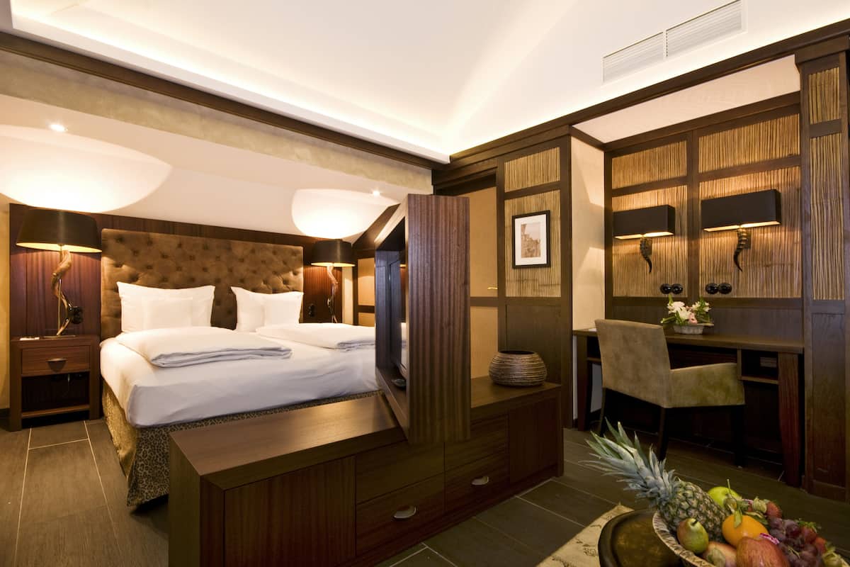 hypo-allergenic bedding, in-room safe, desk, blackout curtains