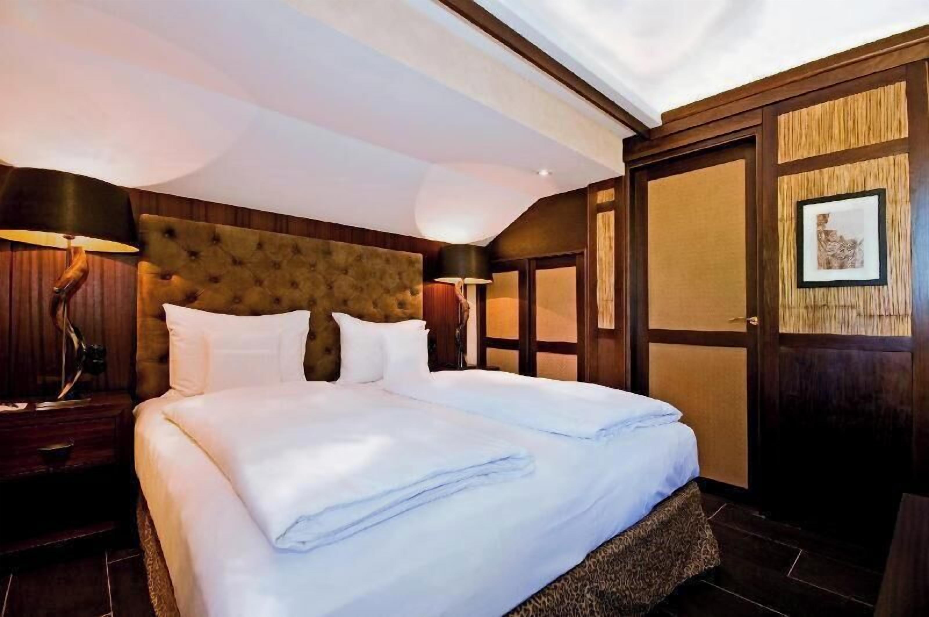 Hypo-allergenic bedding, in-room safe, desk, blackout curtains