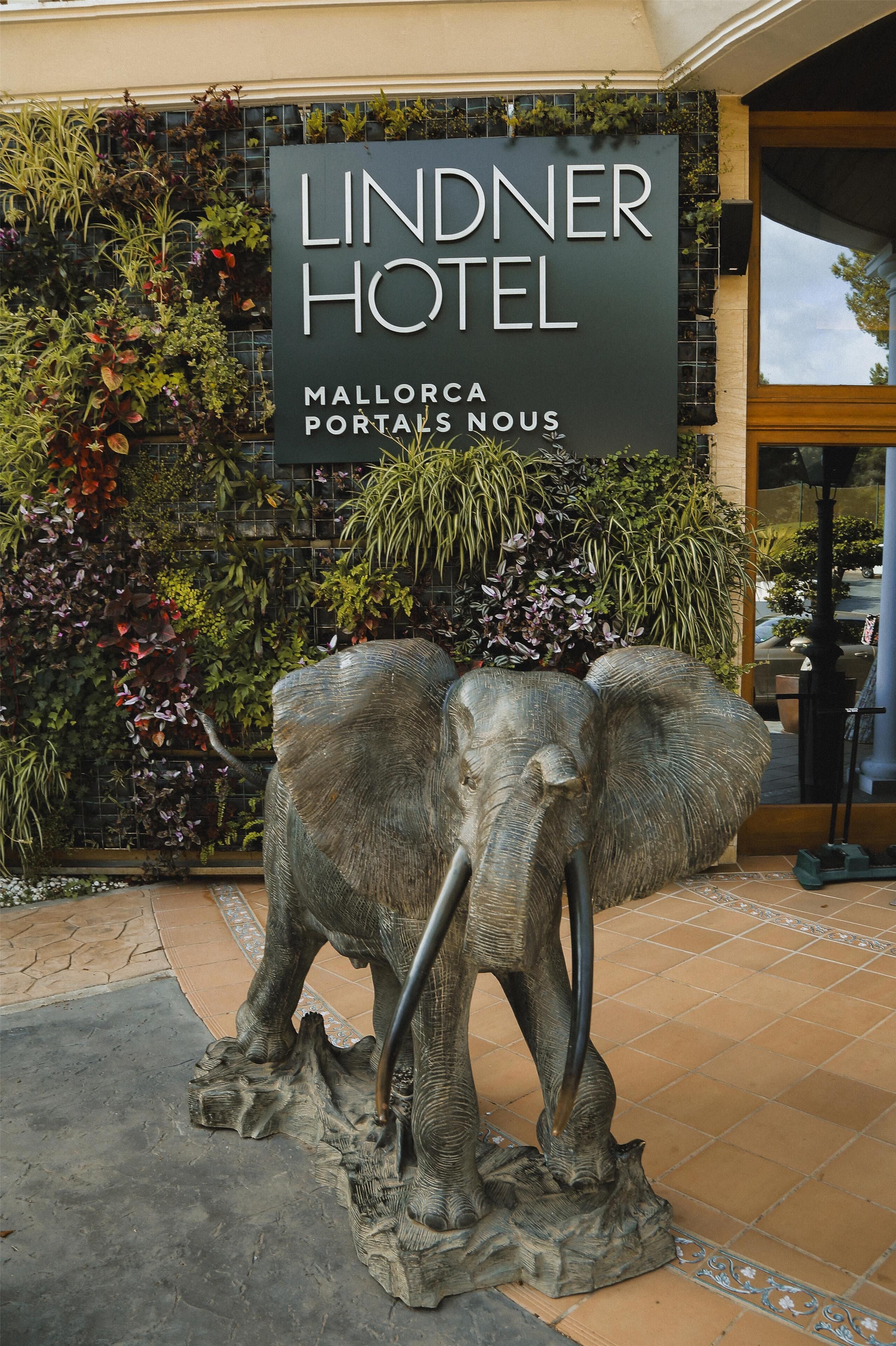 Señal del Hotel Lindner con una gran escultura de elefante al frente.