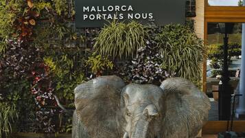 Señal del Hotel Lindner con una gran escultura de elefante al frente.