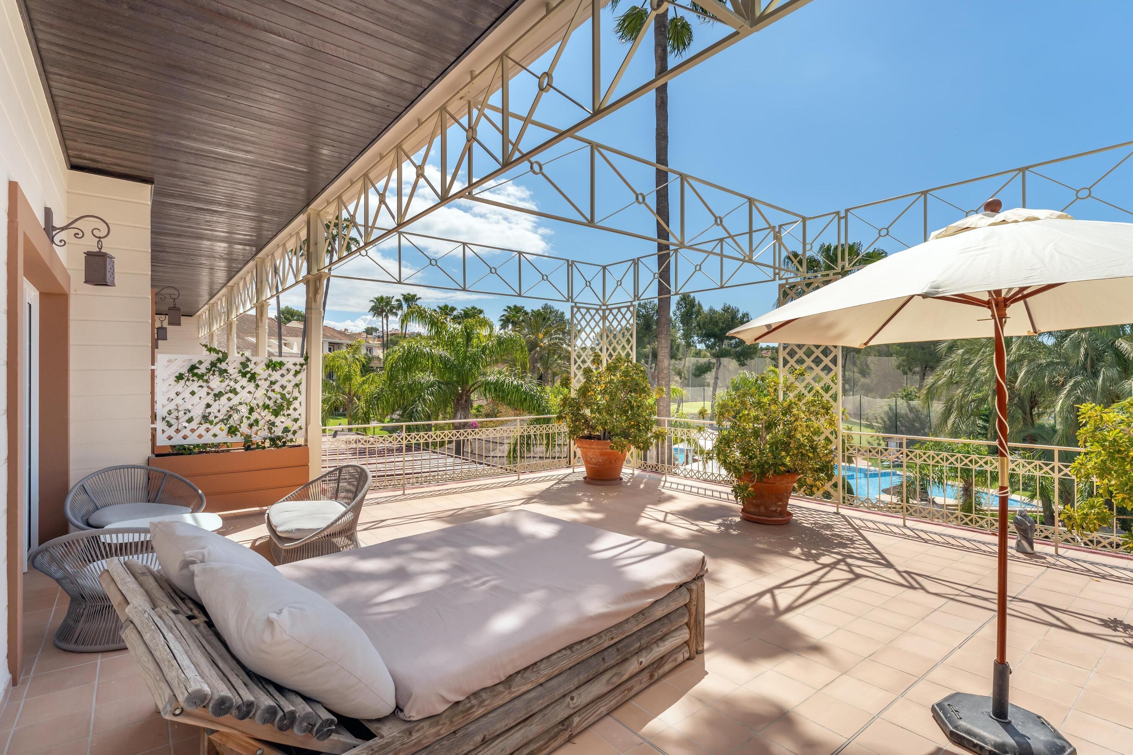 Deluxe kamer, 1 kingsize bed met slaapbank, uitzicht op zwembad | Hypoallergeen beddengoed, een kluis op de kamer, een bureau