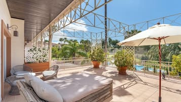 Deluxe kamer, 1 kingsize bed met slaapbank, uitzicht op zwembad | Hypoallergeen beddengoed, een kluis op de kamer, een bureau