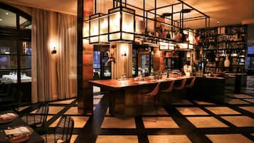 2 restaurantes: opção de almoço e jantar