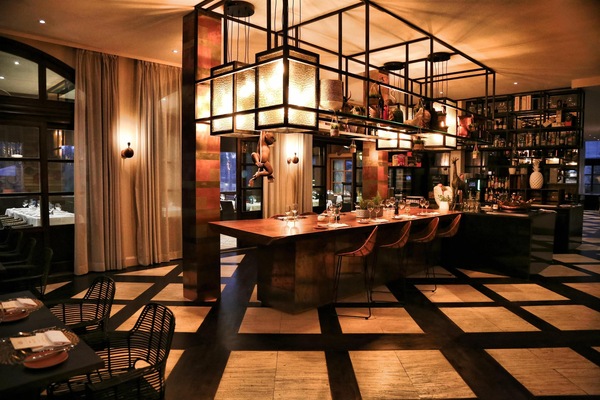 2 restaurants; lunch and dinner served
