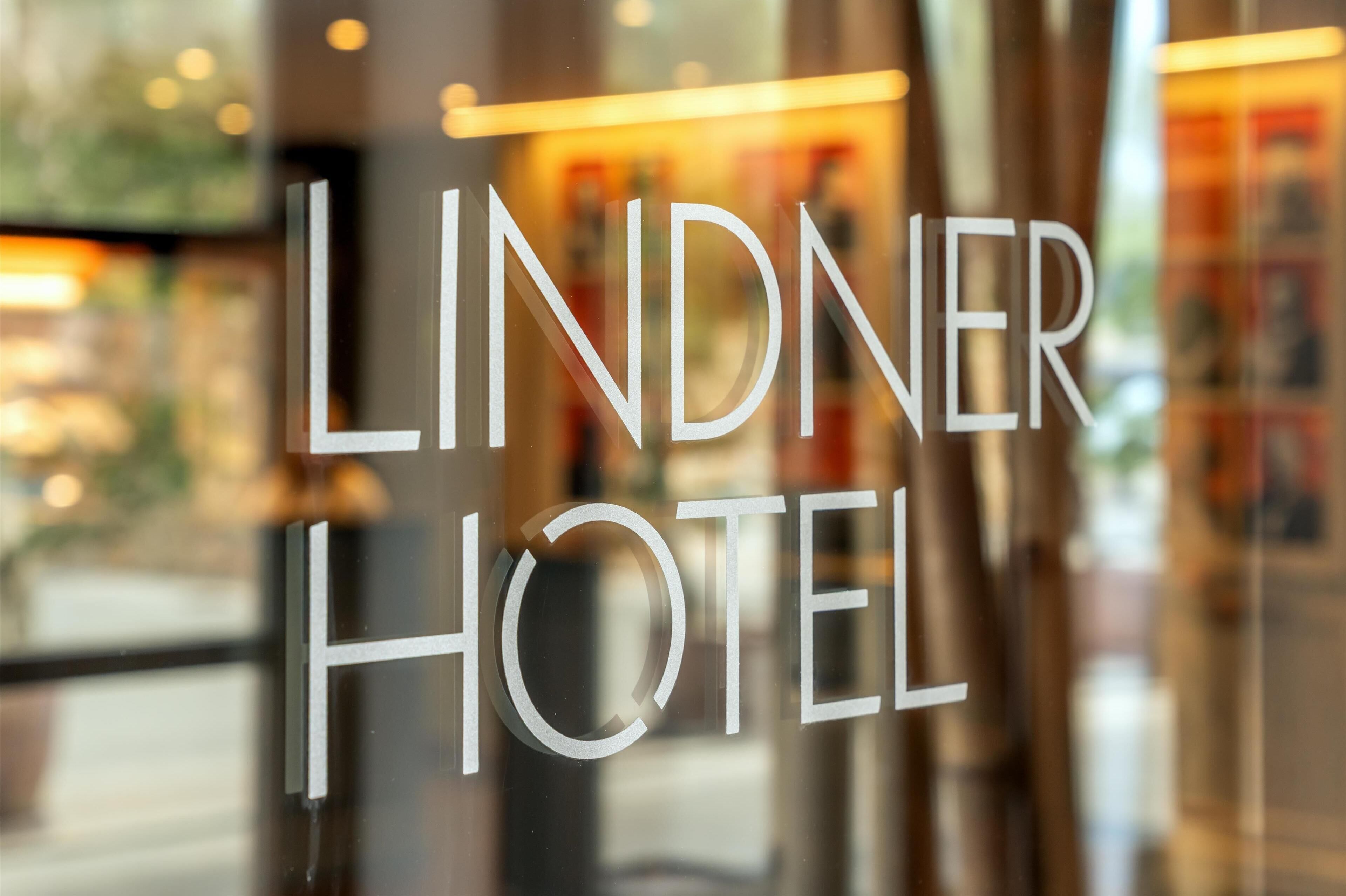 The name 'LINDNER HOTEL' on a glass door.