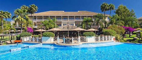 Innenpool, Außenpool, Sonnenschirme, Liegestühle