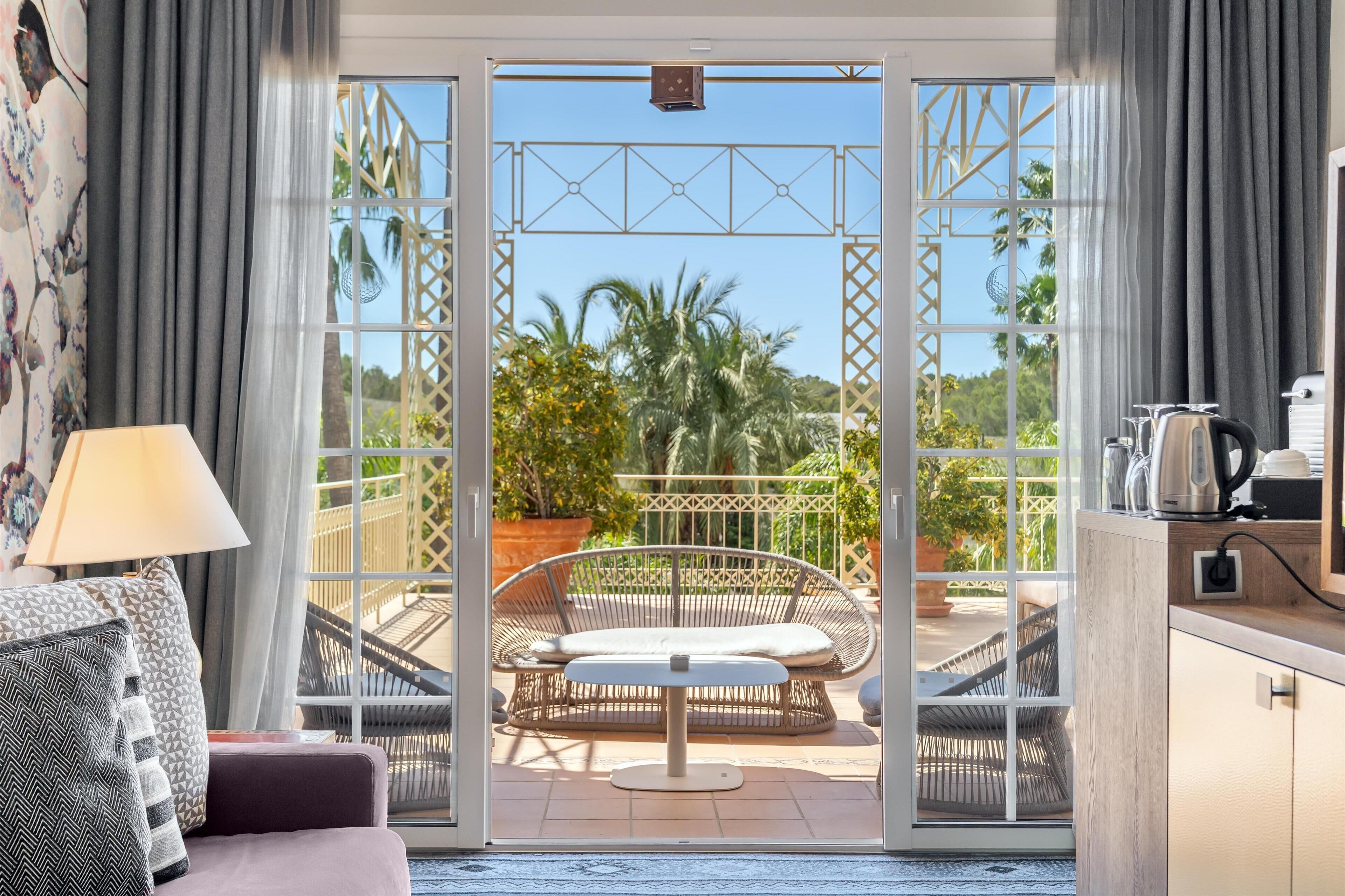 Allergitestet sengetøy, safe på rommet, skrivebord og blendingsgardiner