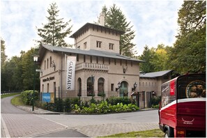 2 restaurants, lunch, dinner served; international cuisine 