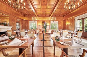 2 restaurantes, com serviço de almoço e jantar; culinária internacional