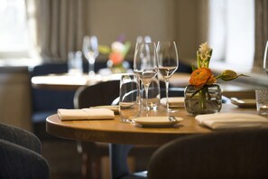 2 restaurants, lunch, dinner served; international cuisine 