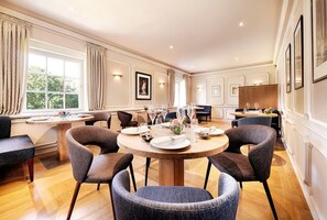 2 か所のレストラン、ランチ、ディナーに営業 (多国籍料理)