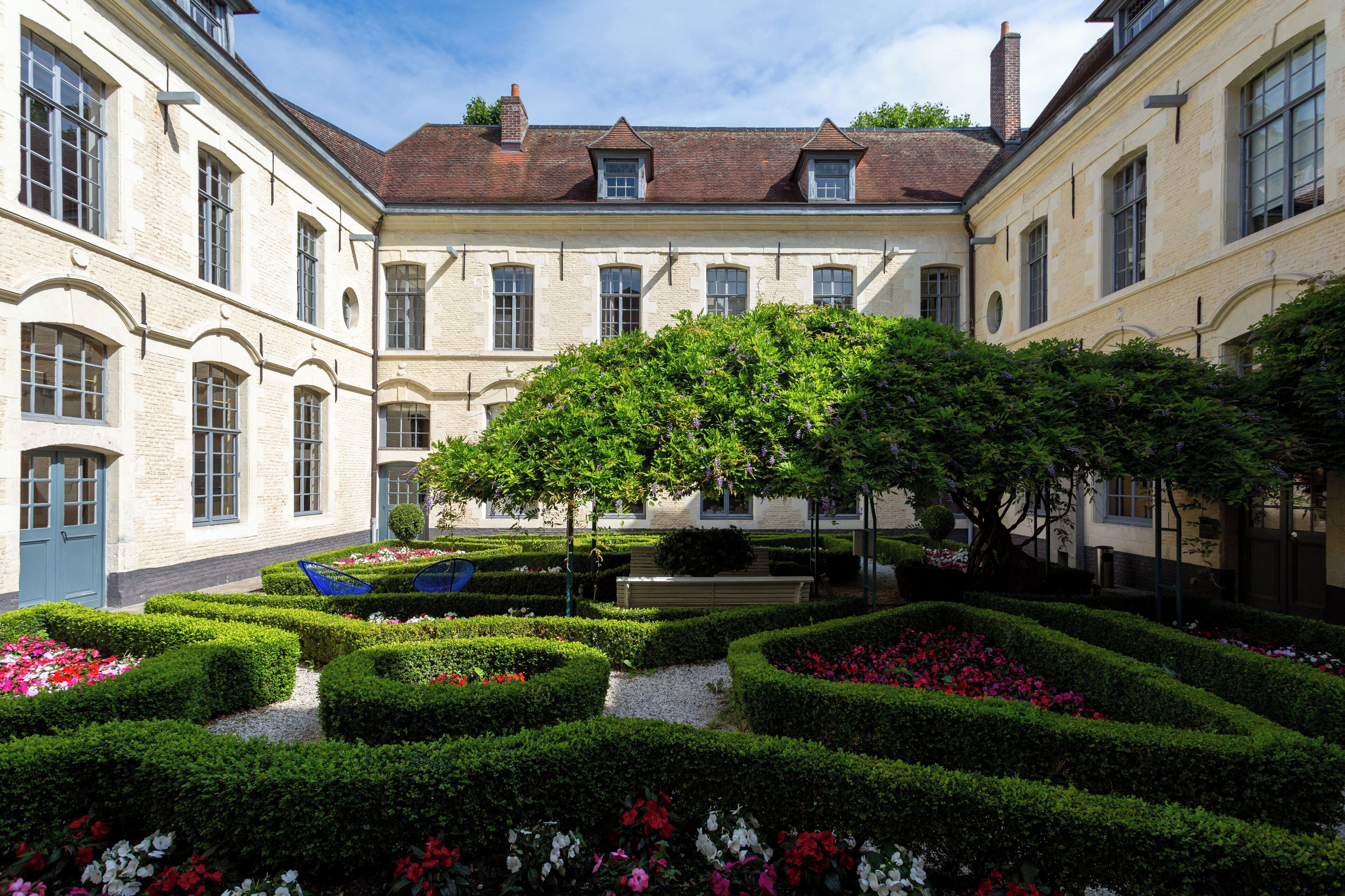 المنشأة من الخارج