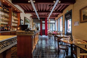 2 restaurants; lunch and dinner served 