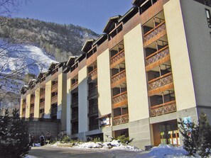 A multi-story hotel with a traditional architectural style, featuring balconies and large windows. - Résidence Lagrange Vacances Cybele (Brides-les-Bains)