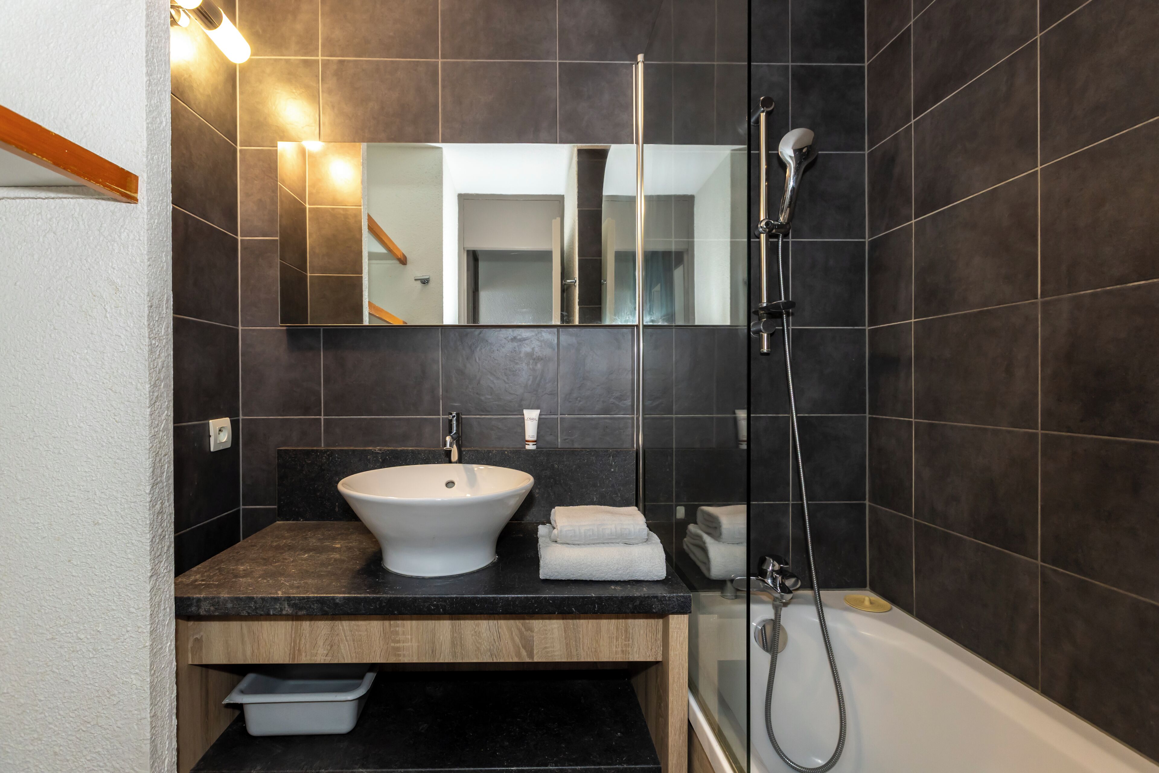 Combined shower/tub, towels