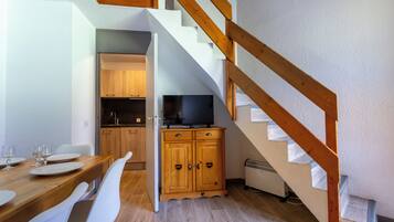 Apartemen, 2 kamar tidur | Area keluarga | TV
