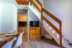 Departamento, 2 habitaciones | Área de sala de estar | Televisión 