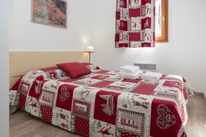 Schallisolierte Zimmer, Bügeleisen/Bügelbrett, Babybetten, WLAN