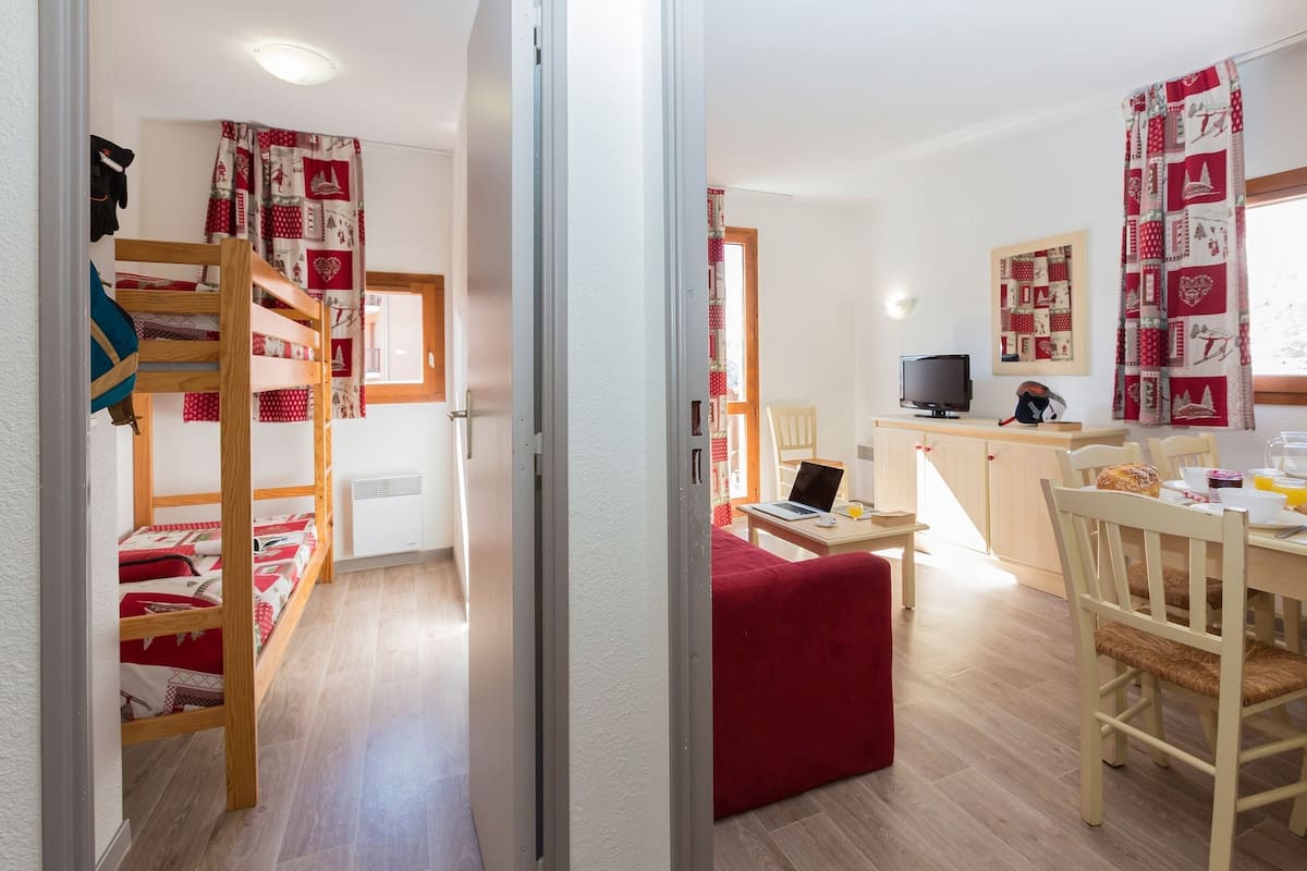 Soundproofing, iron/ironing board, cribs (surcharge), WiFi (surcharge)