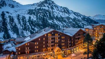 Depan hartanah - siang/malam