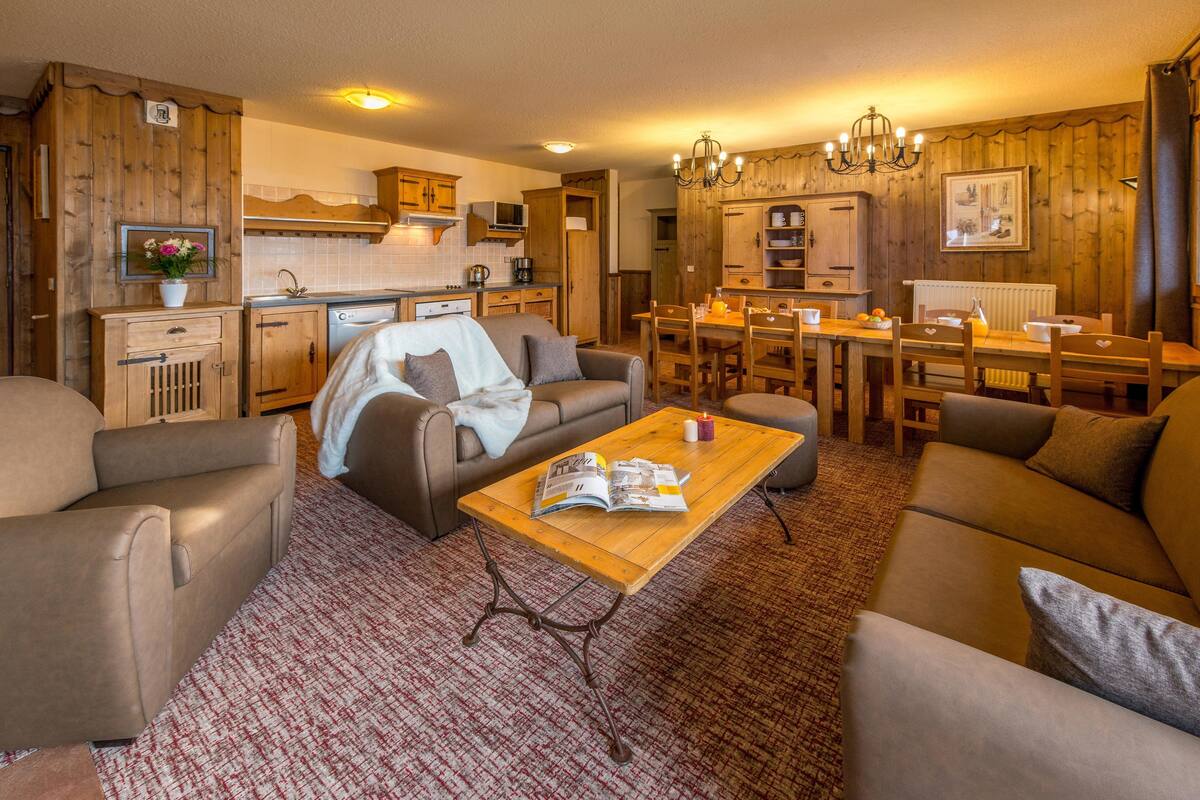 Apartment, 4 Bedrooms | Living area