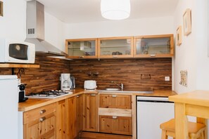 Apartment, 2 Bedrooms | Private kitchen