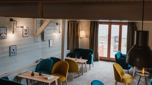 A cozy interior with wooden walls, a staircase, and a balcony with a view. - Résidence Sunêlia Les Logis d'Orres (Les Orres)
