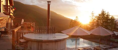 Piscine extérieure, chaises longues