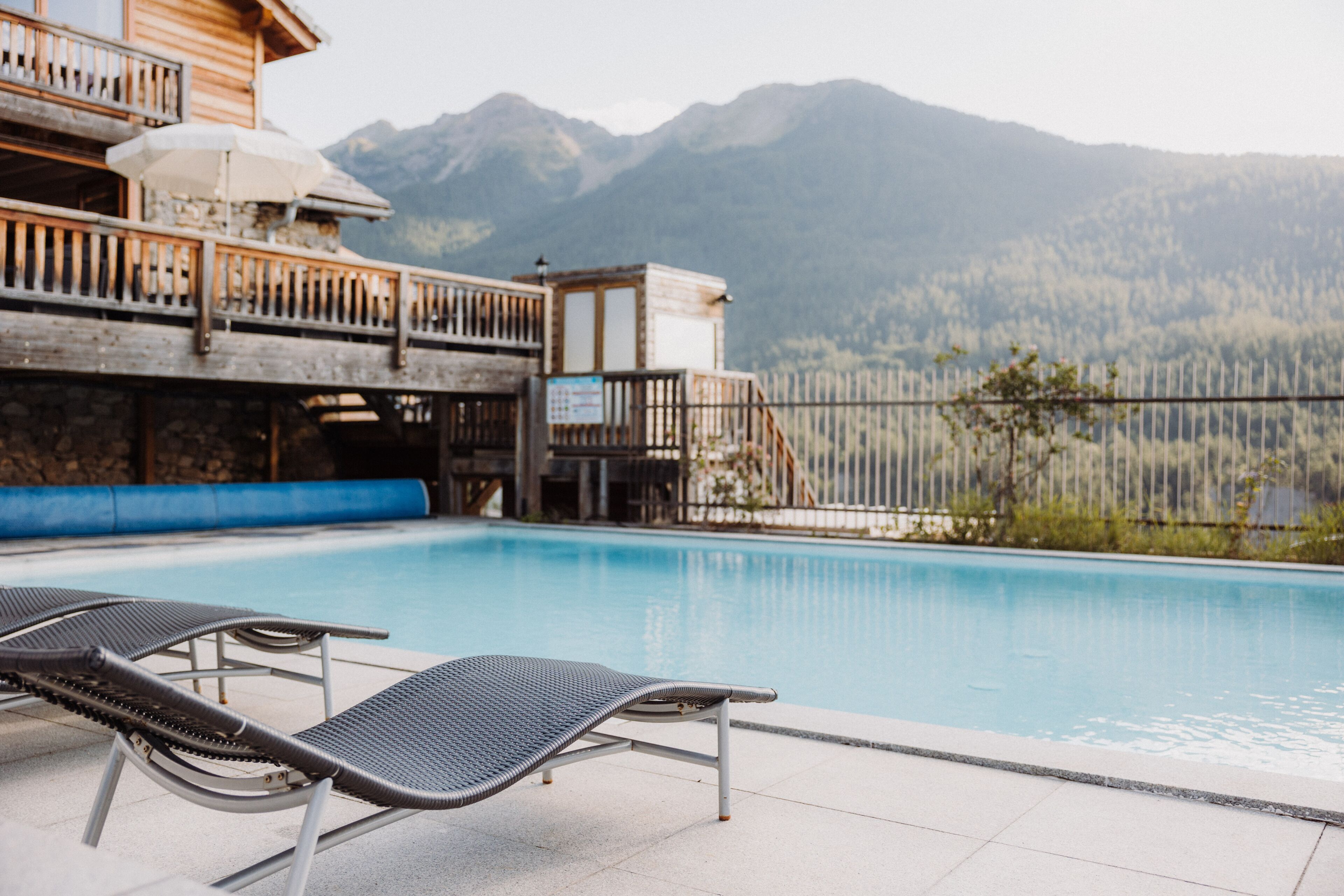 Piscine extérieure, chaises longues