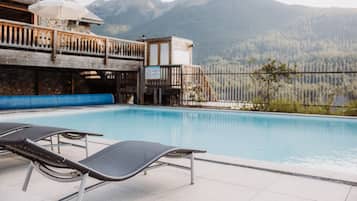 Piscine extérieure, chaises longues