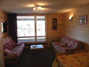 Superior appartement, 1 slaapkamer | Woonruimte | Flatscreentelevisie