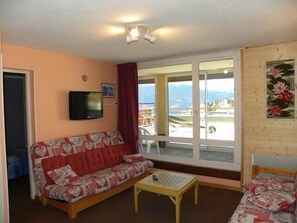 2 Bedrooms for 7 persons | Living area | Flat-screen TV