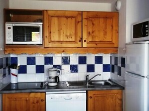 3 Bedrooms | Private kitchenette | Fridge, microwave, stovetop, dishwasher